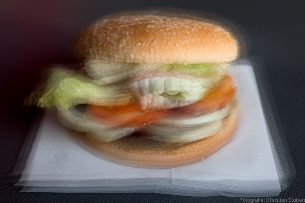 The burger thing, eat it before it eats you. Das Burger-Ding. Friss es, bevor es Dich frisst.