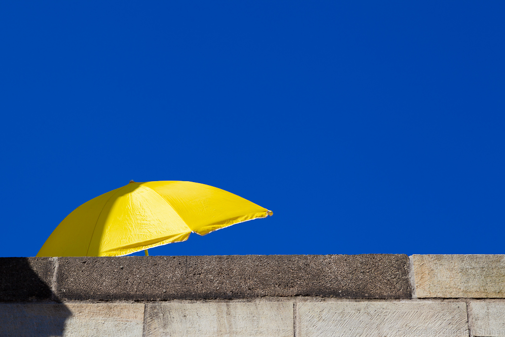 shielded umbrella and blue sky * le parapluie blindé et le ciel bleu * stíněný deštník a modrou oblohu